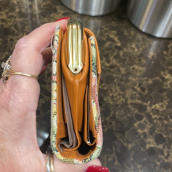 Tapestry Faux Leather trifold wallet with checkbook and kisslock Vintage EUC - Picture 14 of 14